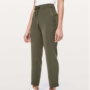 Lululemon On The Fly Pant *Woven 28" in Dark Olive size 6